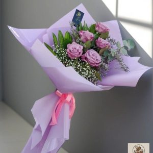 **دسته‌گل رز یاسی لاکچری ۵ شاخه‌ای با کاور پاستیلی | تحویل فوری در ارومیه** | کد: ZNB-TRB-0B4822833D5E4FA89122F00C6B400DC4 | کد: ZNB-TRB-0B4822833D5E4FA89122F00C6B400DC4