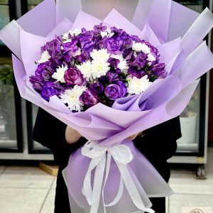 دسته گل بنفش و سفید(آلسترمریا،14شاخه رز و کرزنتیا) | کد: ZNB-I6W | کد: ZNB-TRB-8413670A92EA48389E434E863B9BF3F8