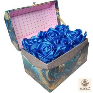 باکس گل روبانی مصنوعی رز آبی ۶ شاخه طرح صندوقچه | کد: ZNB-GJZ | کد: ZNB-TRB-33D5B7EA38B545DC8DA1F7318419037C