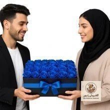 باکس گل روبانی مصنوعی رز آبی ۳۰ شاخه طرح مستطیل | کد: ZNB-TRB-C244DE877A004B72A80453D43B1AD872 | کد: ZNB-TRB-C244DE877A004B72A80453D43B1AD872