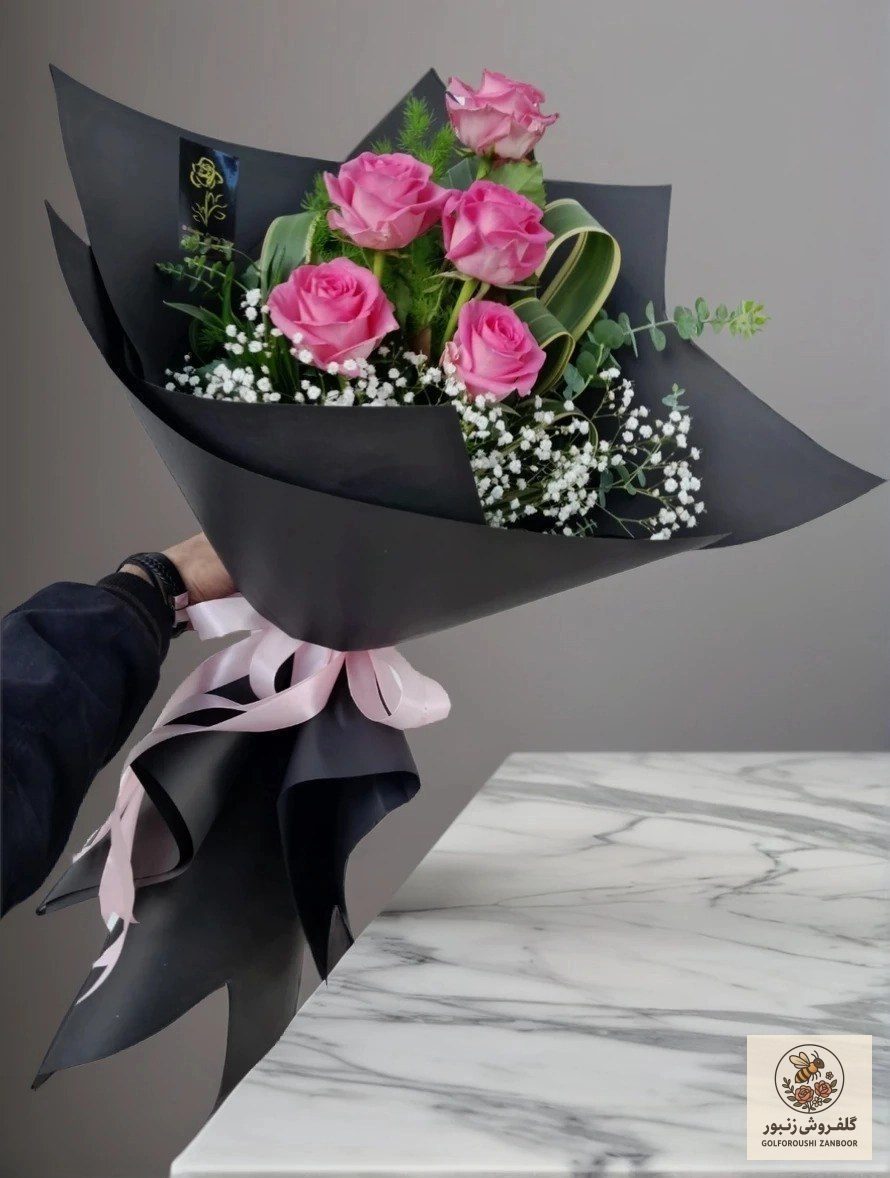 دسته گل ۵ گل سرخ لوکس با بسته بندی مشکی | کد: ZNB-I8S
