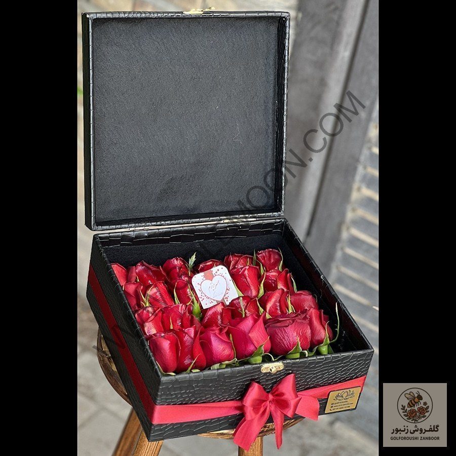 باکس مشکی با رز قرمز 25 شاخه | کد: ZNB-17CS